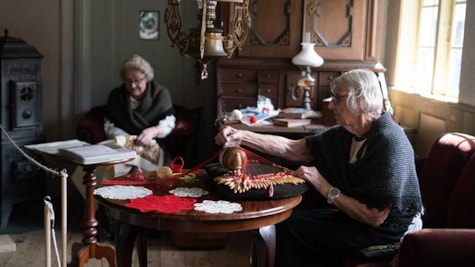 to kvinder laver kniplinger på et af Gludsmuseums værkssteder