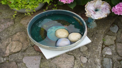 Keramikfad med sten og vand i