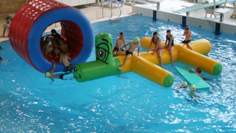 Børn med legeredskaber i svømmehallen Spektrum Odder