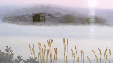 Maleri af et hus ved sø og siv i grå og afdæmpede farver