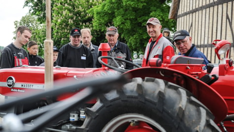 Danmarks Ferguson Museum en traktor beundres