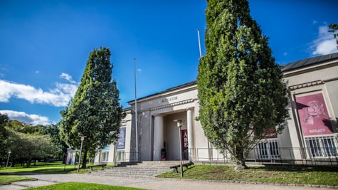 Blå himmel og park ved Horsens Museum