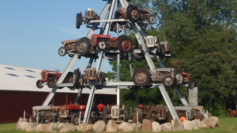 Tårn af Ferguson traktorer hos Danmarks Ferguson Museum