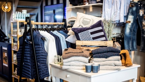 Tøj og brugskunst i butik Sjørs Juelsminde