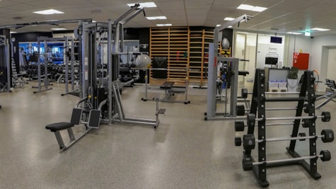 Maskiner til styrketræning i Juelsminde Hallernes fitnesscenter
