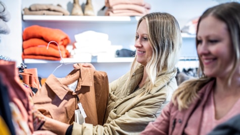 Modetøj bliver shoppet hos butik Lykke og Lykke i Juelsminde