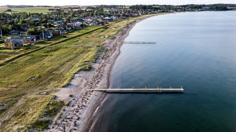 Drone billede af Kirkholm strand og sommerhusområdet ved As vig