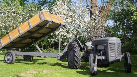 Grå Ferguson traktor med tippet lad en forårsdag