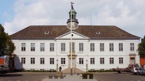 Bogense Rådhus med tårn og flag