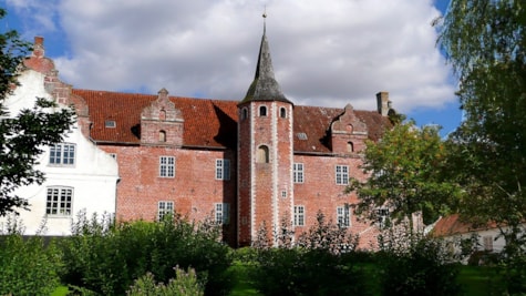Slottet Harridslevgaard med tårnet forrest