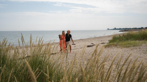 Par går i sandet på Juelsminde Storstrand