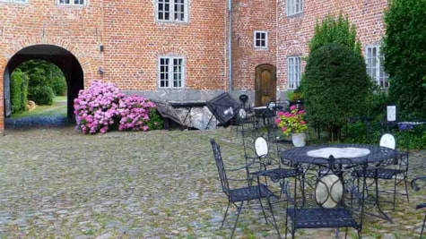 Slotsgården ved Harridslevgaard med rhododendronbusk