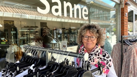 Ejeren af Boutique Sanne foran hendes butik