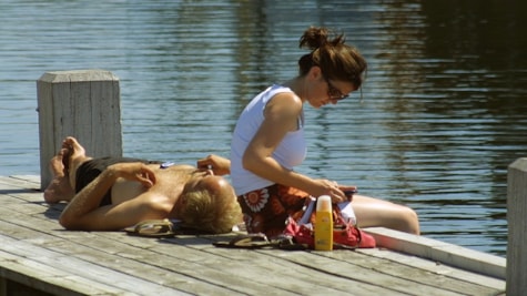Par slapper af ved bådebro i Bogense Marina