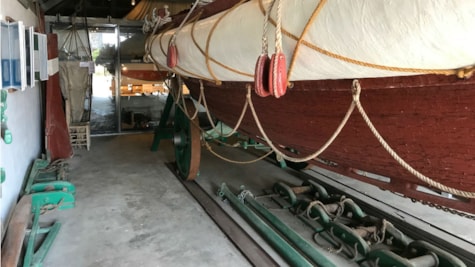 Redningsbåde bliver opbevaret i den originale redningsstation i Sønderho på Fanø