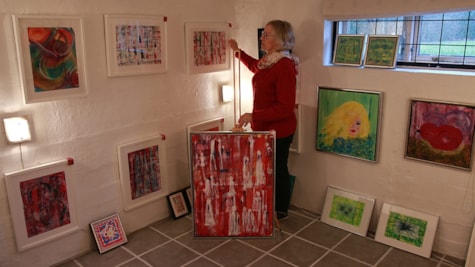Kunstner Sonja Foged med sine kunstværker