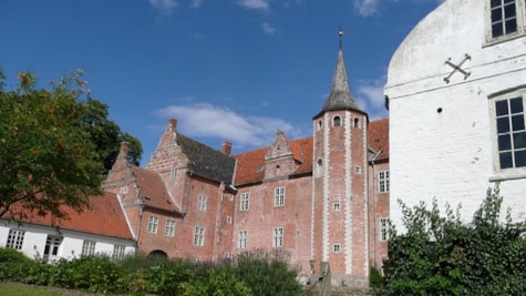Harridslevgaard Slot med hovedbygning, tårn og sidefløje