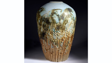 Høj vase med guld af Peter Tybjerg