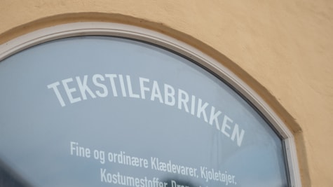 Vindue over dør til Tekstilfabrikken på industrimuseet i Horsens