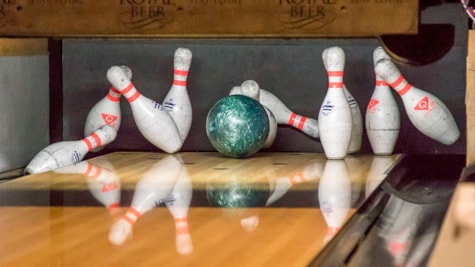 Kegler som bliver væltet af bowlingkugle