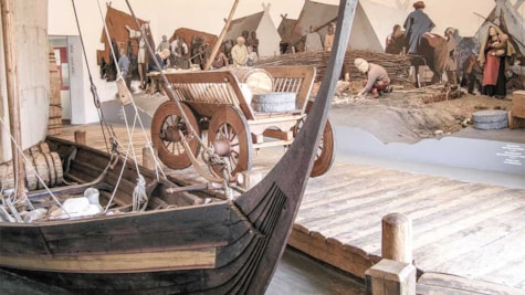 Vikingebåd i udstillingen på Ribes Vikinger