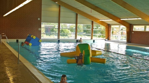 Børn og badedyr i poolen i Bogense Svømmehal