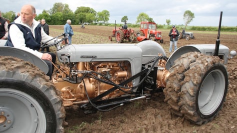 Sjælden tandem traktor køres på mark ved Danmarks Ferguson Museum