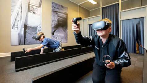 Børn leger med VR-briller på Fængselsmuseet i Horsens