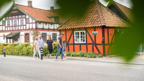 Familie på tur ved hovedindgangen til Glud Museum ved Horsens i Kystlandet