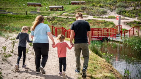 Familie går en tur i parken i Naturkraft