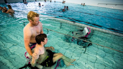 Hjælper med handicappet i svømmehallen Vandhalla ved Hou