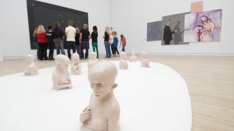 Museumsgæster kigger på skulpturer og malerier af Michael Kvium på Horsens Kunstmuseum