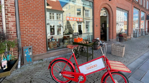 Den gamle Brugs - Cykel foran butikken