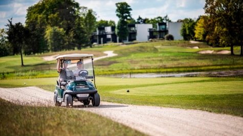 Golfvogn kører på golfbanerne ved Lübker Golf og Spa Resort