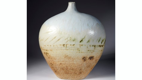Rund vase i hvide og brune nuancer af Peter Tybjerg