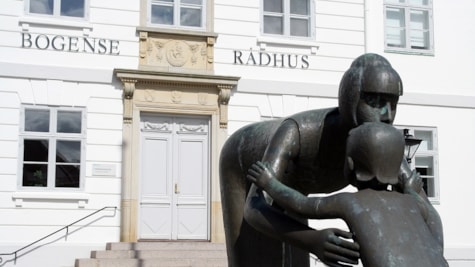 Statuen foran Bogense Rådhus