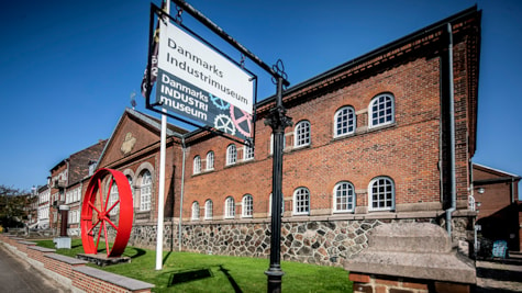 Danmarks Industrimuseum med blå himmel