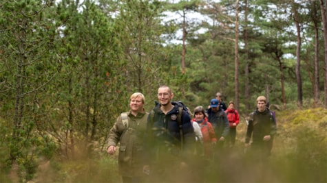 En gruppe på vandretur i skoven med Eventyrsport