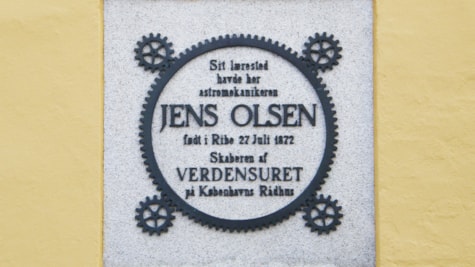 Mindetavle for Jens Olsen, skaberen af Verdensuret